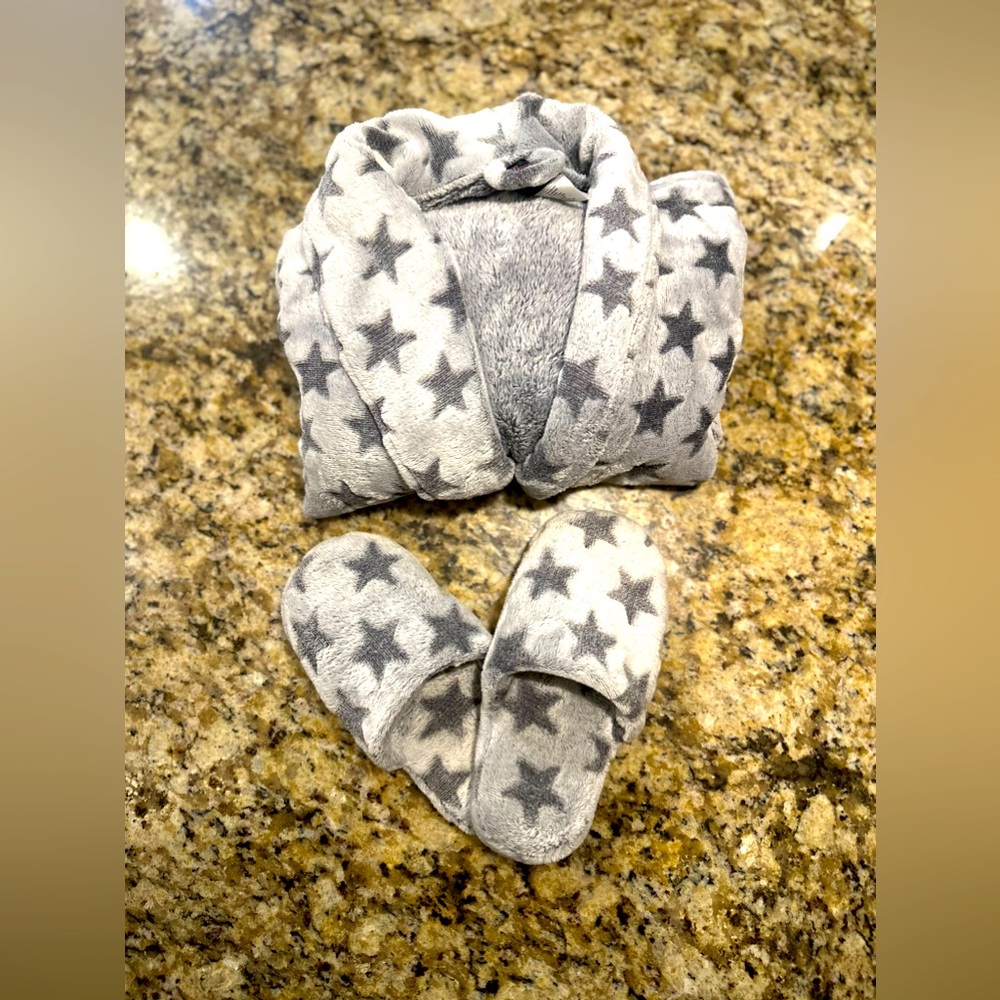 kids housecoat and shoes ( size Med 8/10)